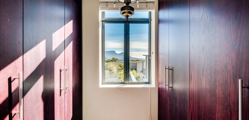 NORTH-FACING FOUR-BEDROOM TOWNHOUSE WITH TABLE MOUNTAIN VIEWS