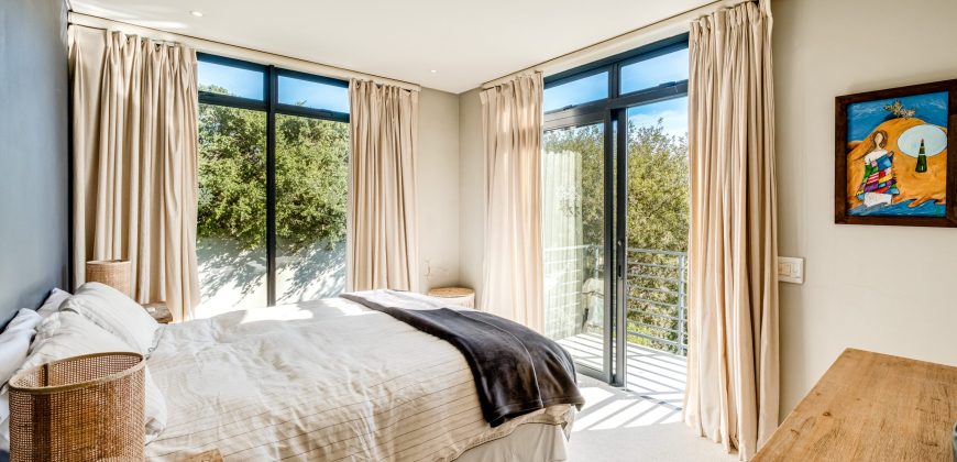 NORTH-FACING FOUR-BEDROOM TOWNHOUSE WITH TABLE MOUNTAIN VIEWS