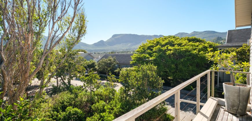 LUXURIOUS WATERFRONT LIVING IN LAKE MICHELLE – Exclusive Sole Mandate