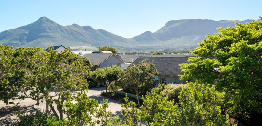 LUXURIOUS WATERFRONT LIVING IN LAKE MICHELLE – Exclusive Sole Mandate