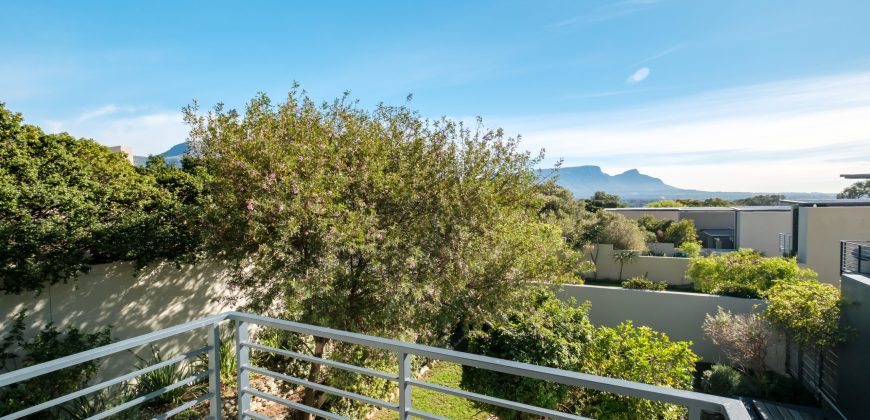 NORTH-FACING FOUR-BEDROOM TOWNHOUSE WITH TABLE MOUNTAIN VIEWS
