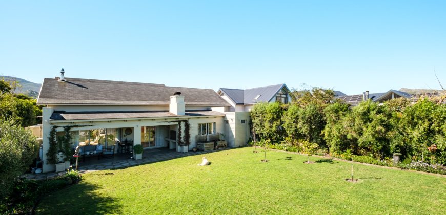 LUXURIOUS WATERFRONT LIVING IN LAKE MICHELLE – Exclusive Sole Mandate