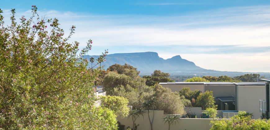 NORTH-FACING FOUR-BEDROOM TOWNHOUSE WITH TABLE MOUNTAIN VIEWS