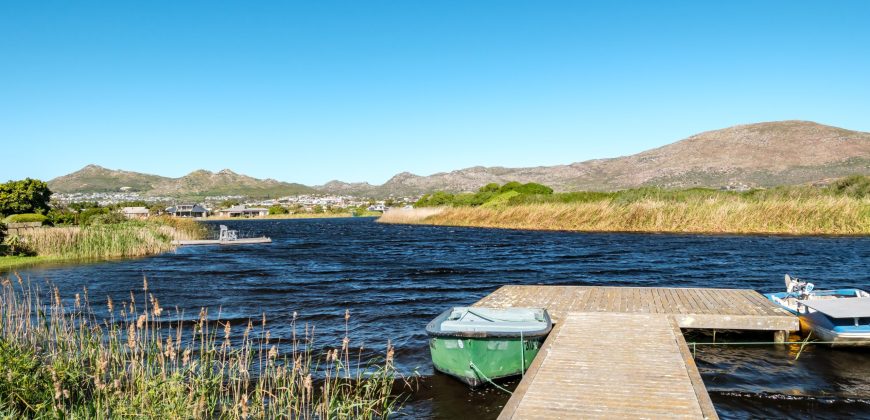LUXURIOUS WATERFRONT LIVING IN LAKE MICHELLE – Exclusive Sole Mandate
