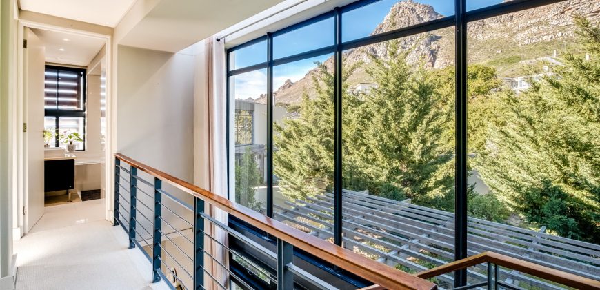 NORTH-FACING FOUR-BEDROOM TOWNHOUSE WITH TABLE MOUNTAIN VIEWS